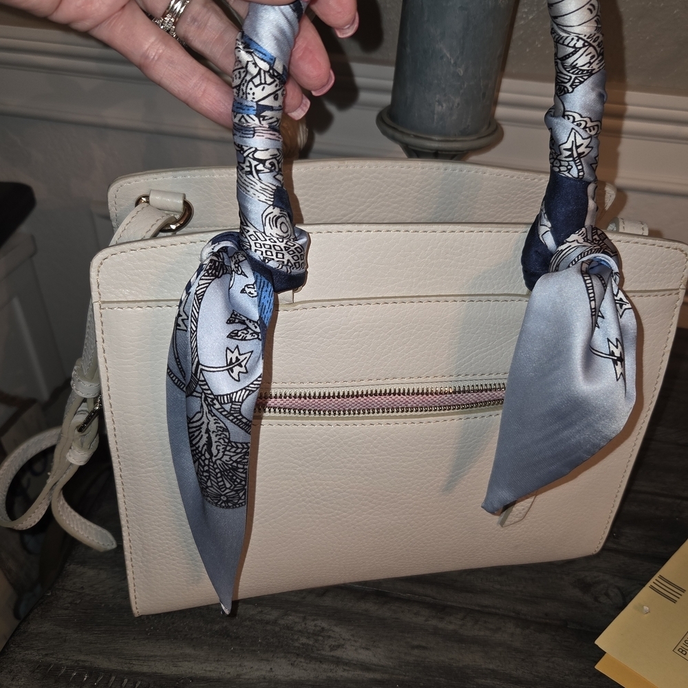 Dooney and Bourke Elegant Cream White Leather Satchel Wallet. - Picture 7 of 16